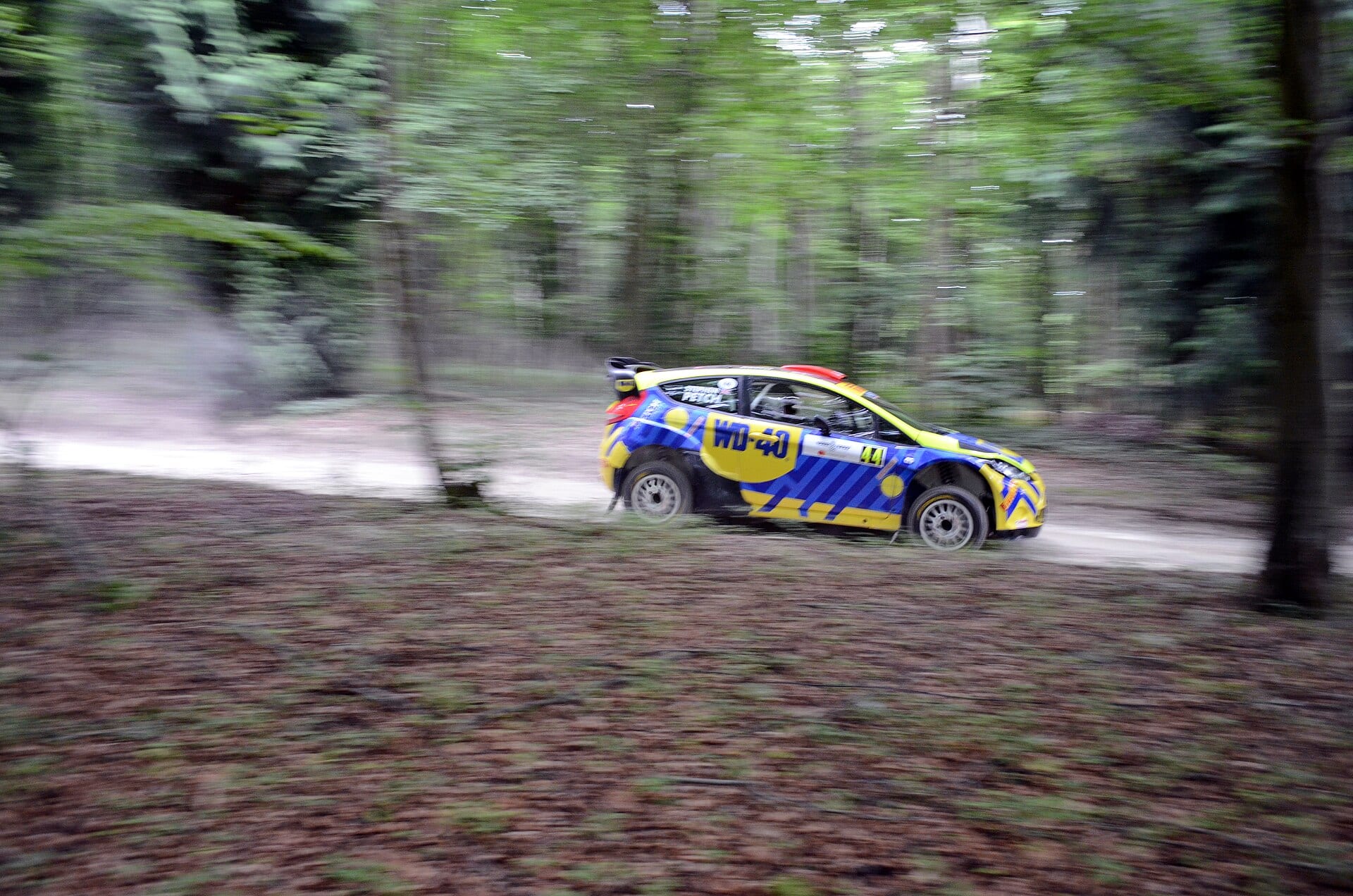 Κόκκινο Ford Fiesta R5 σε άσφαλτο, στο Goodwood Festival of Speed στις 30 Ιουνίου 2017. Δεν είναι το αυτοκίνητο του 47ου Ράλλυ Κρήτης.