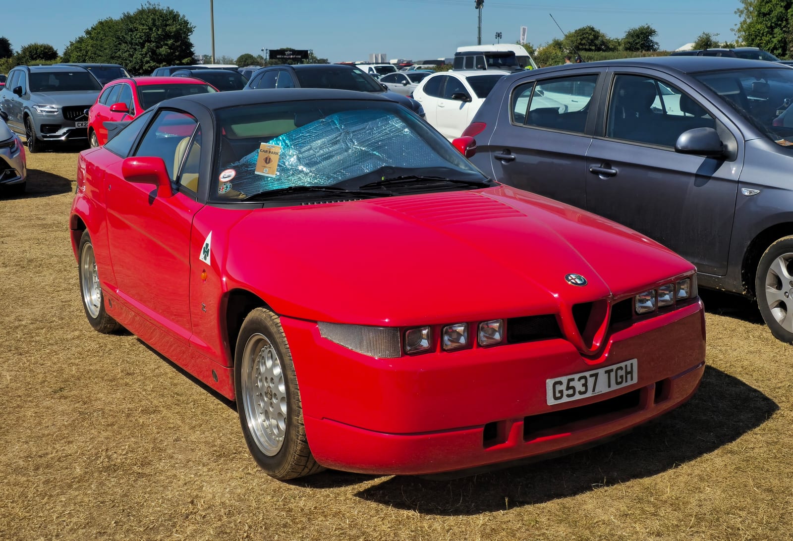 Κόκκινη Alfa Romeo SZ με γκρι οροφή και τους έξι προβολείς
