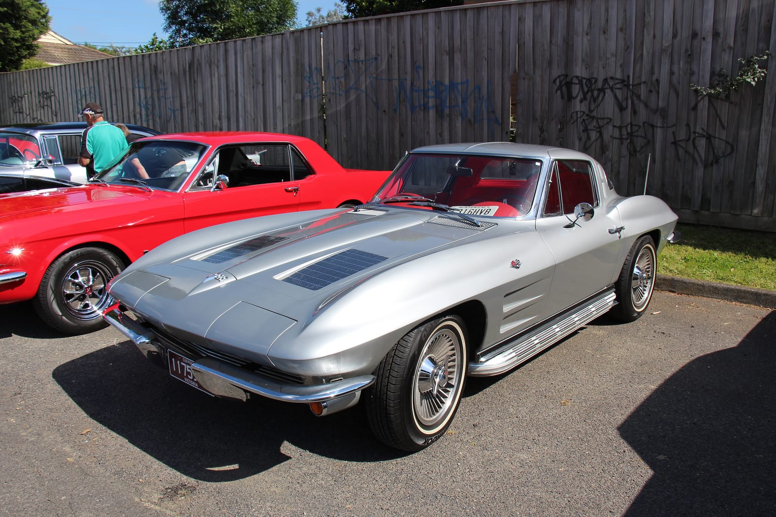 Ασημί Chevrolet Corvette Sting Ray κουπέ του 1963 με διαιρούμενο πίσω τζάμι