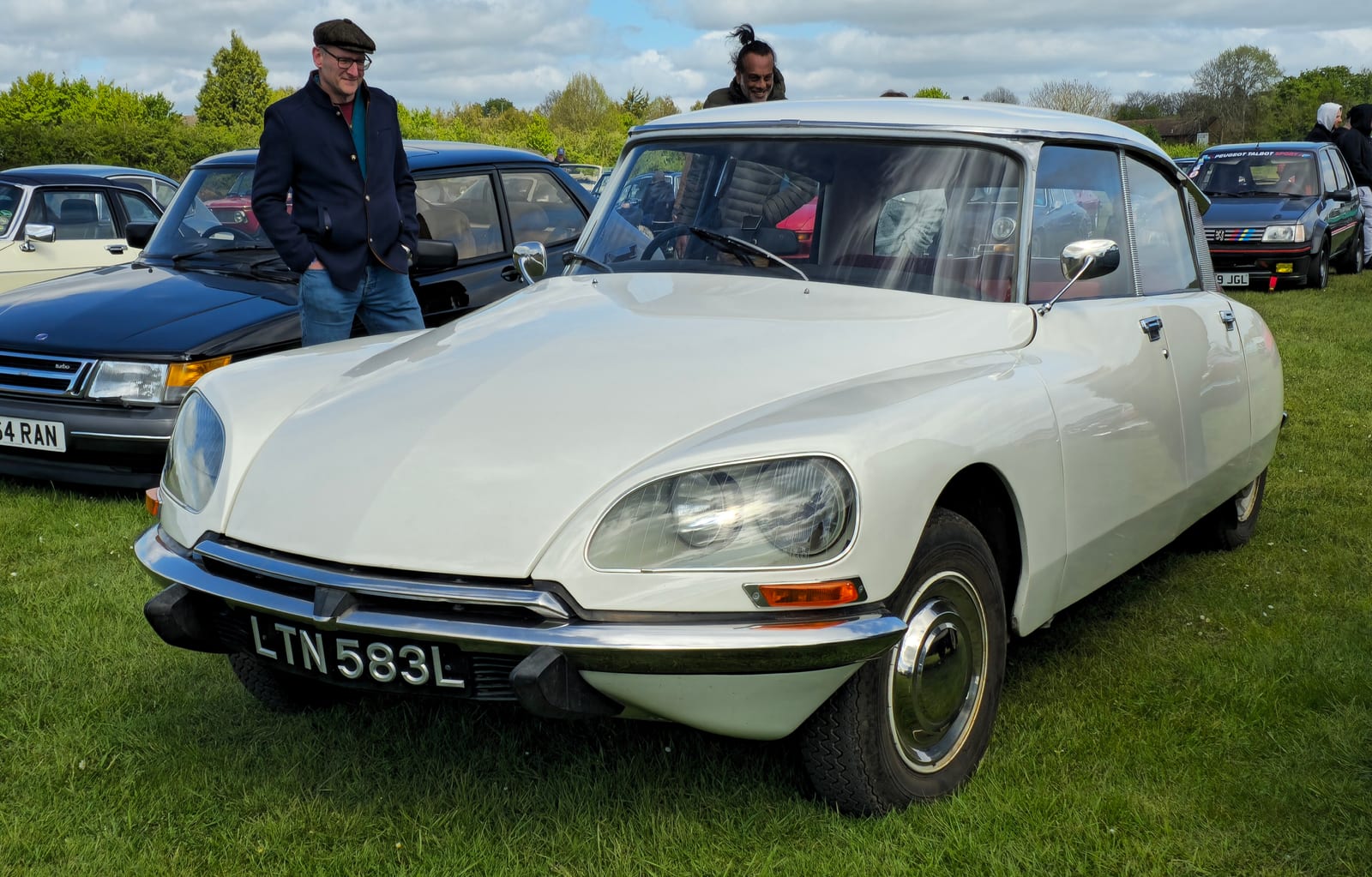 Μπεζ Citroën DS του 1972 σε πλαϊνή όψη