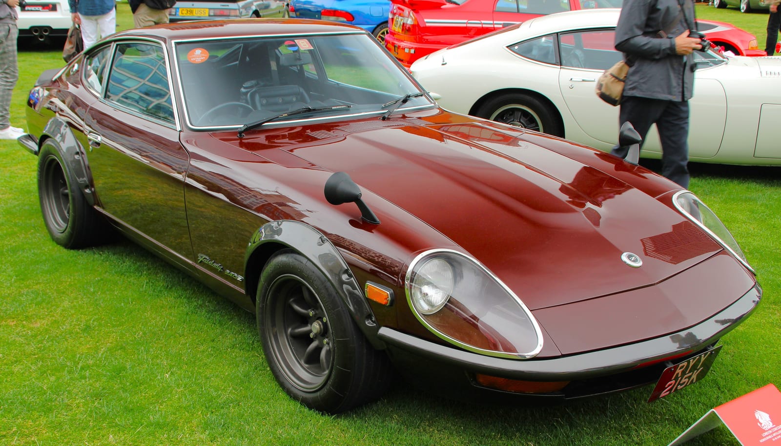 Πορτοκαλί Datsun 240Z με τα στρογγυλά φανάρια