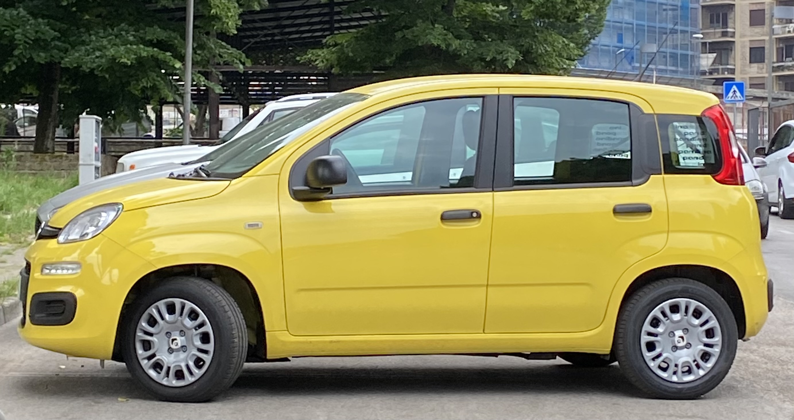 Κίτρινο Fiat Pandina 1.0 Hybrid Pop, χρώμα Giallo Positano, μπροστινή τριών τετάρτων όψη. Φωτογραφία 28 Μαΐου 2026. Δεν είναι η έκδοση Tributo Autobianchi και δεν είναι αυτοκίνητο ελληνικών προδιαγραφών.
