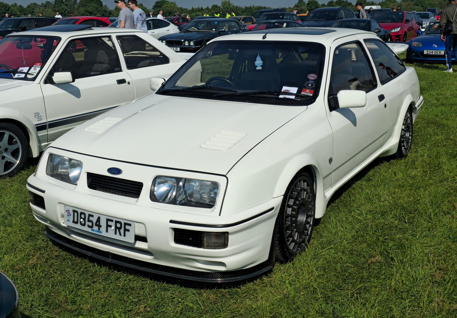 Λευκό Ford Sierra RS Cosworth τρίθυρο του 1986 με τη μεγάλη πίσω αεροτομή