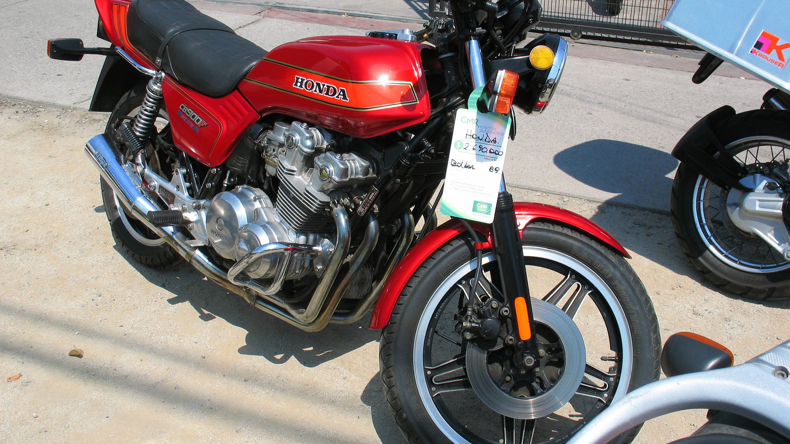 Μια Honda CB900F Bol d’Or σε κόκκινο χρώμα, σε έκθεση κλασικών μοτοσυκλετών
