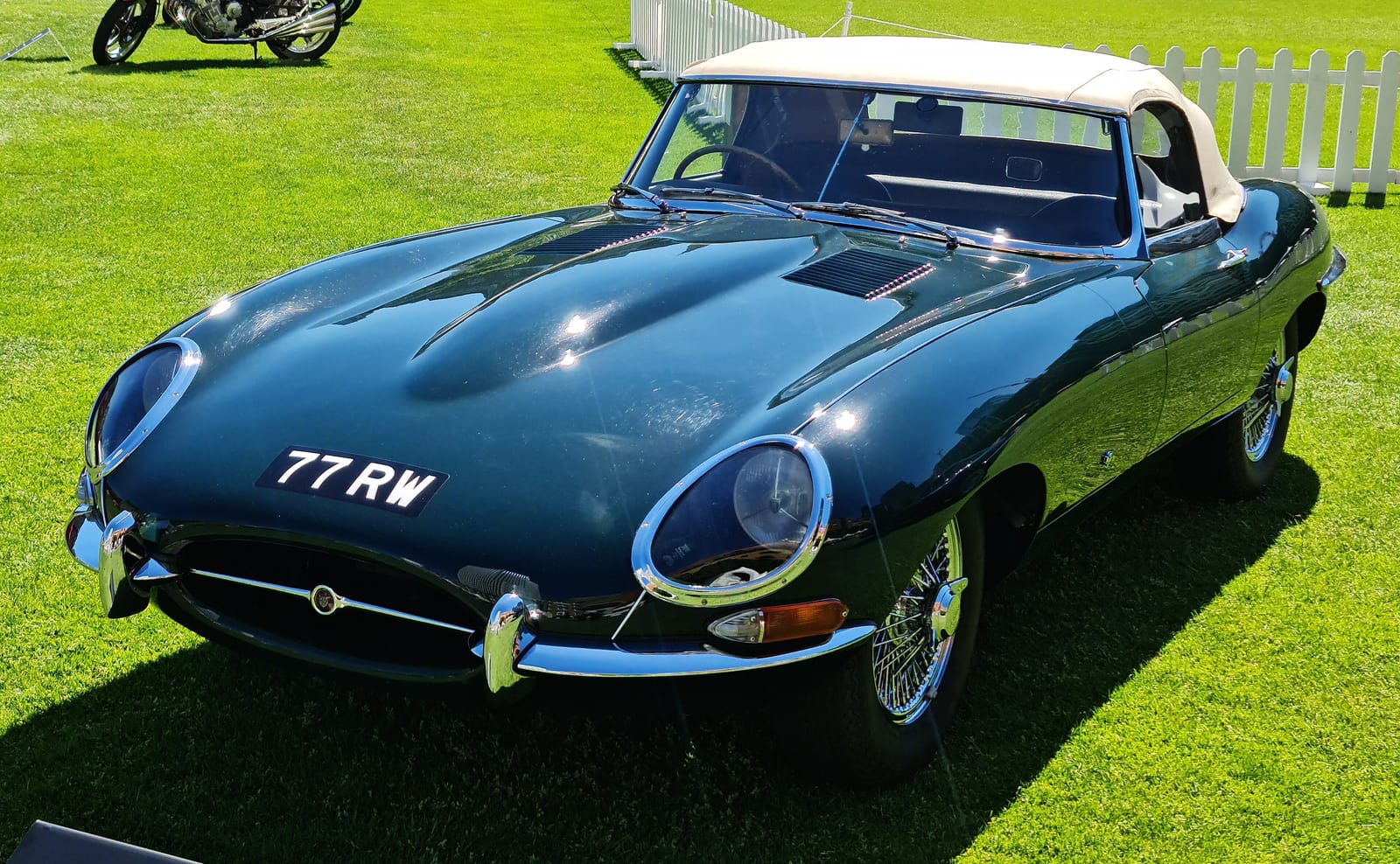 Γκρι Jaguar E-Type Series 1 Roadster με κλειστή οροφή