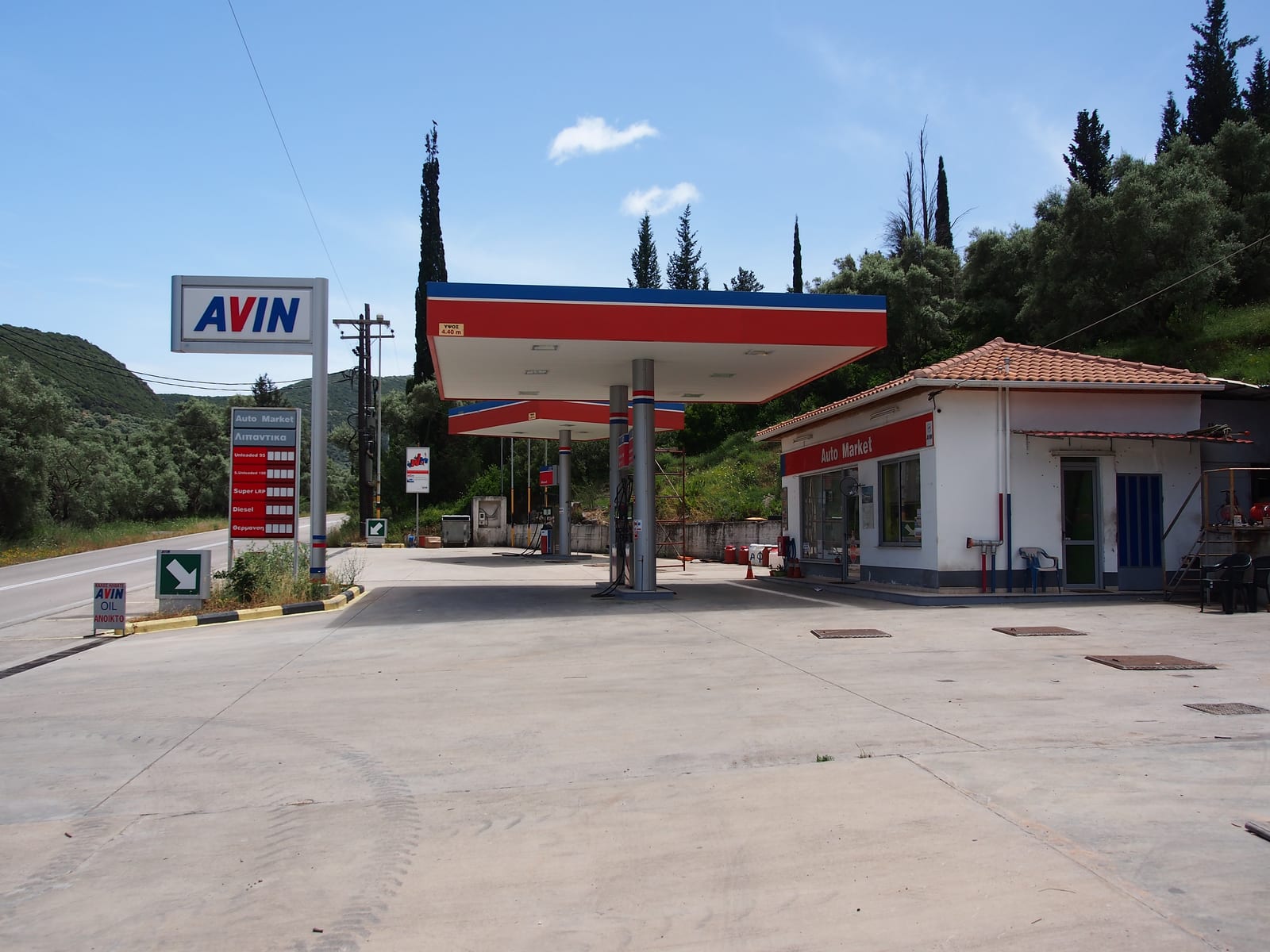Πρατήριο καυσίμων AVIN στη Λευκάδα, με τις αντλίες κάτω από το στέγαστρο