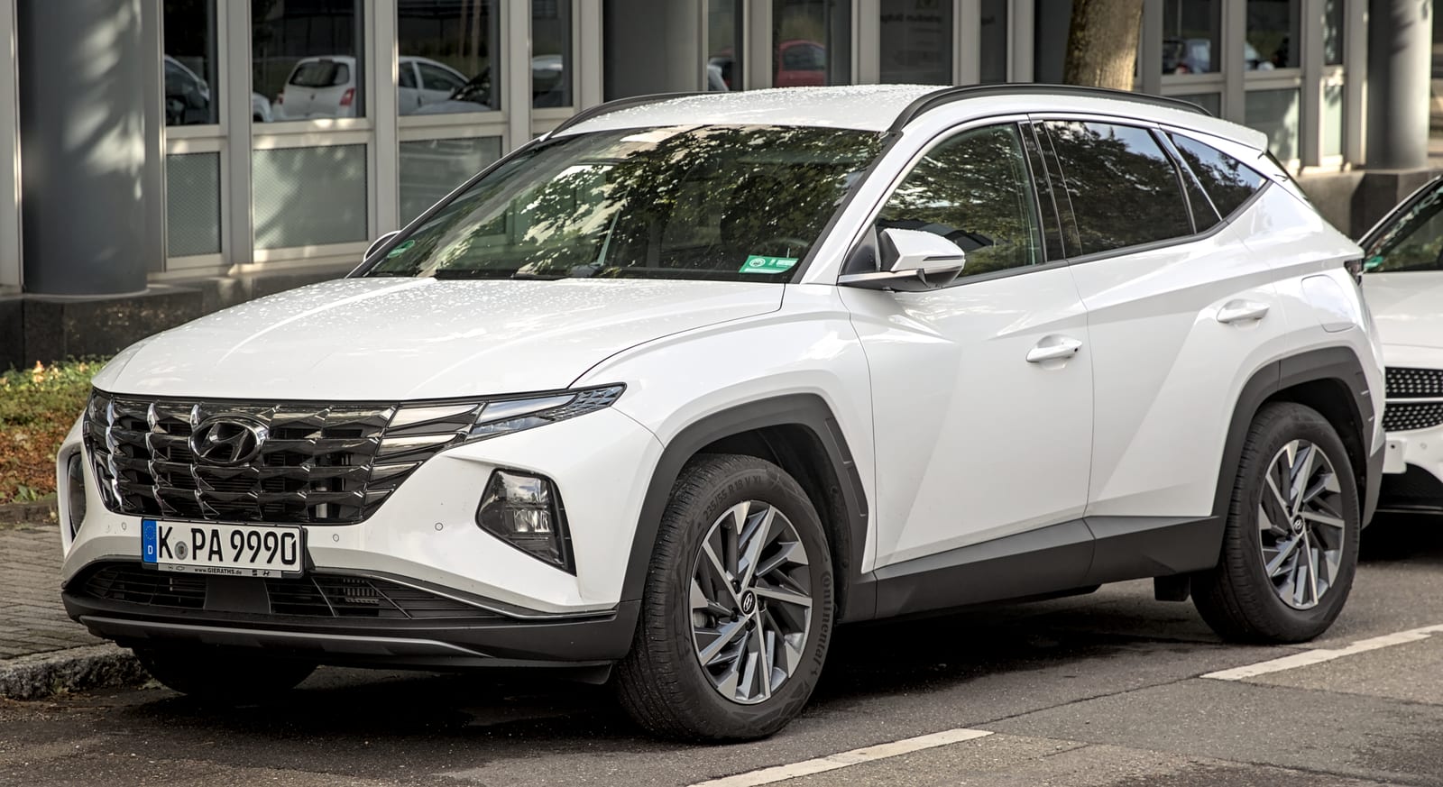 Μαύρο Hyundai Tucson σε δρόμο, μπροστινή τριών τετάρτων όψη