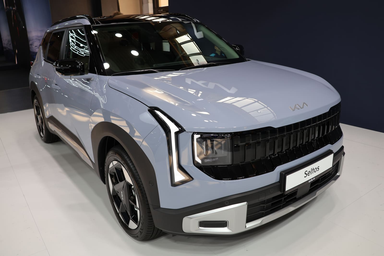 Kia Seltos δεύτερης γενιάς σε μπροστινή όψη, σε περίπτερο της έκθεσης Poznań Motor Show 2026