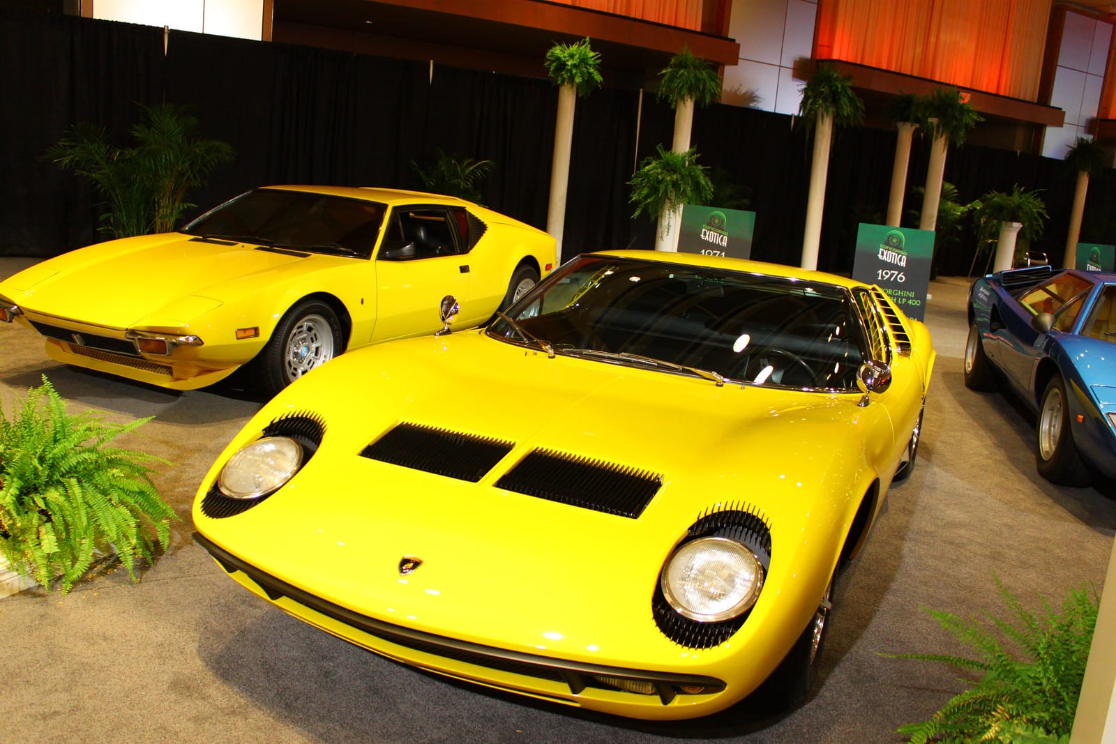 Πορτοκαλί Lamborghini Miura με τις «βλεφαρίδες» στους προβολείς