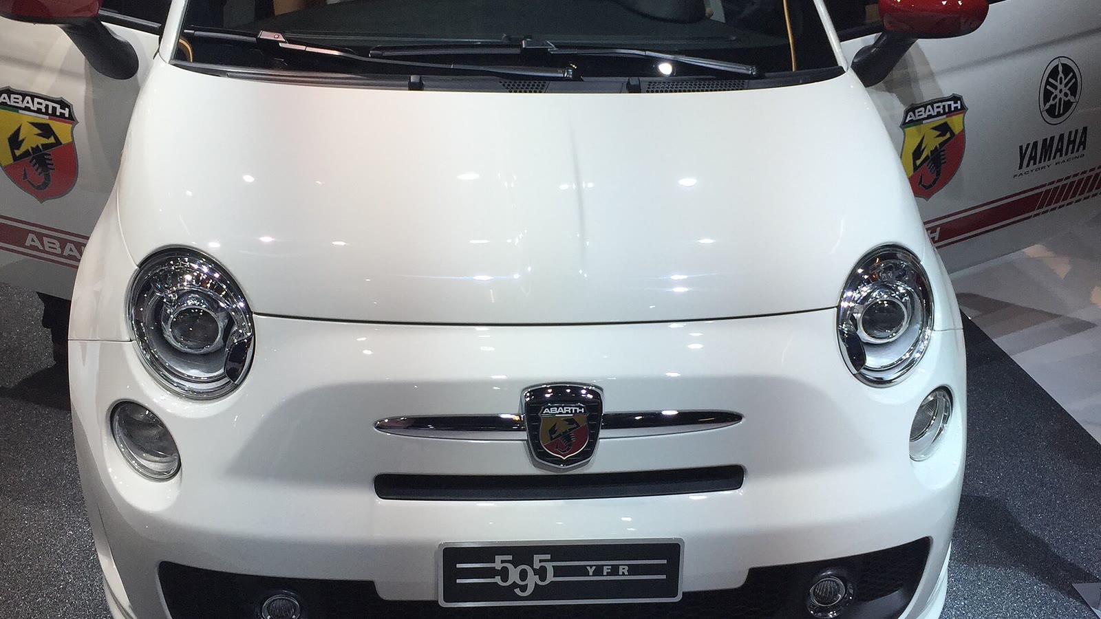 Abarth 595. Η φωτογραφία δεν δείχνει ελληνικό τιμοκατάλογο.