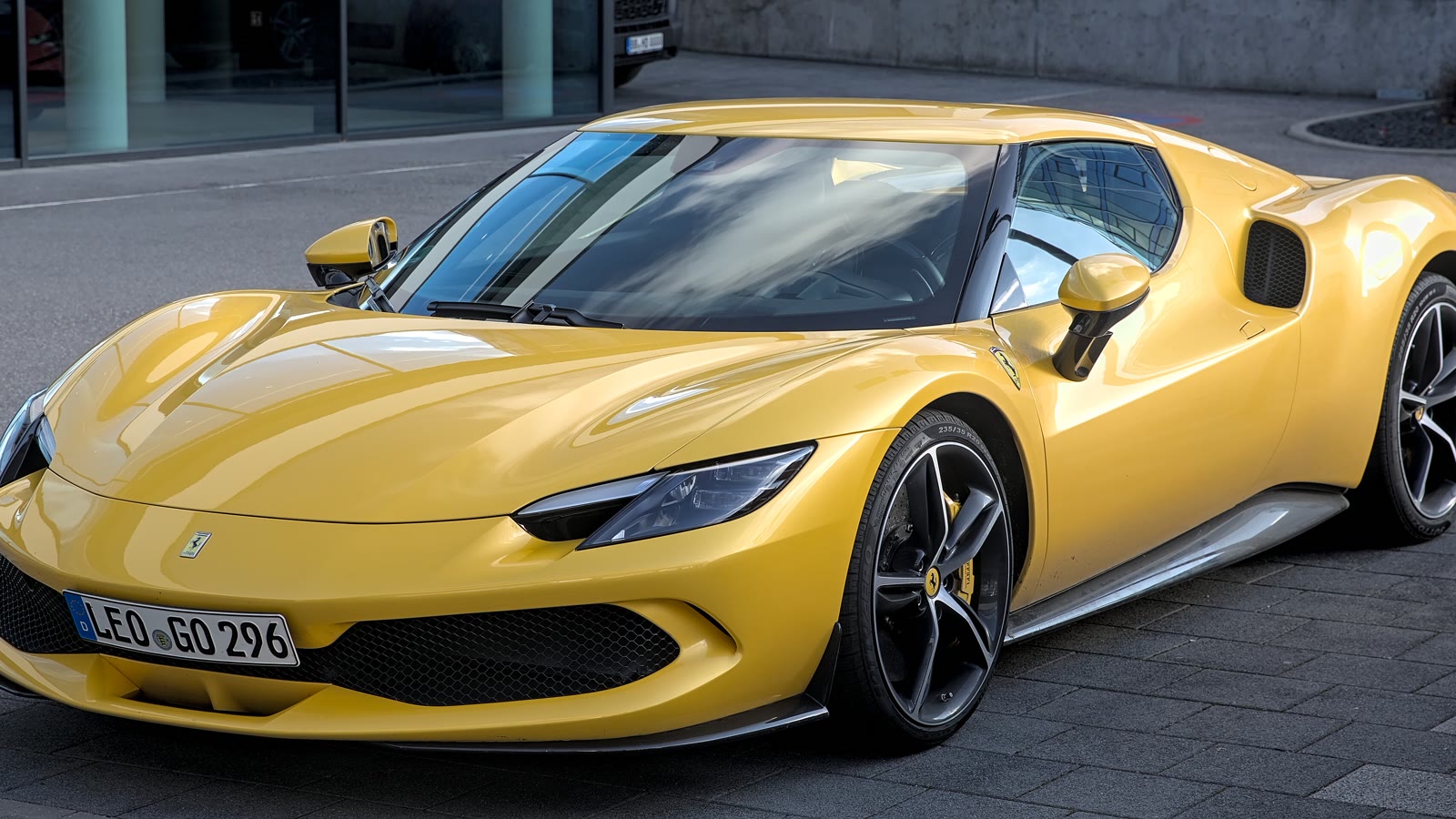 Σύγχρονη Ferrari δρόμου. Η φωτογραφία δεν δείχνει τιμή ή ελληνική έκδοση.