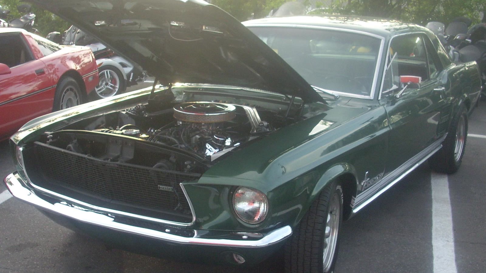 Ford Mustang πρώτης γενιάς, με ανοιχτό καπό. Δεν είναι η τρέχουσα Mustang.
