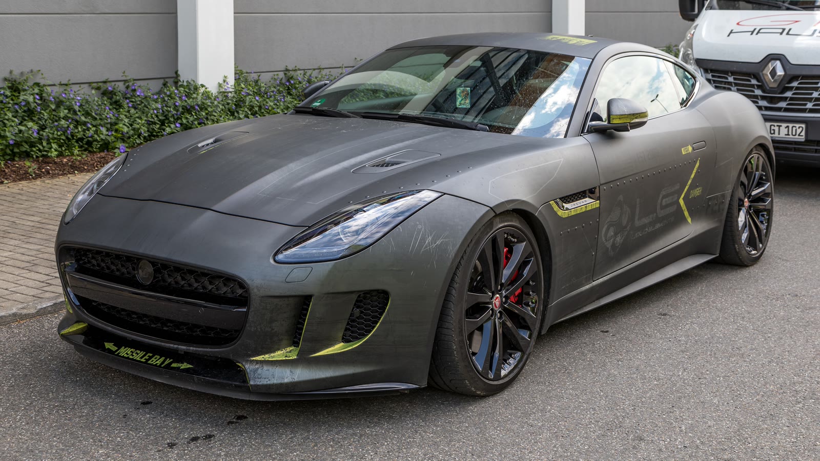 Jaguar F-Type με διακοσμητική μεμβράνη. Είναι μοντέλο της προηγούμενης γκάμας, όχι το ηλεκτρικό που ετοιμάζει η μάρκα.