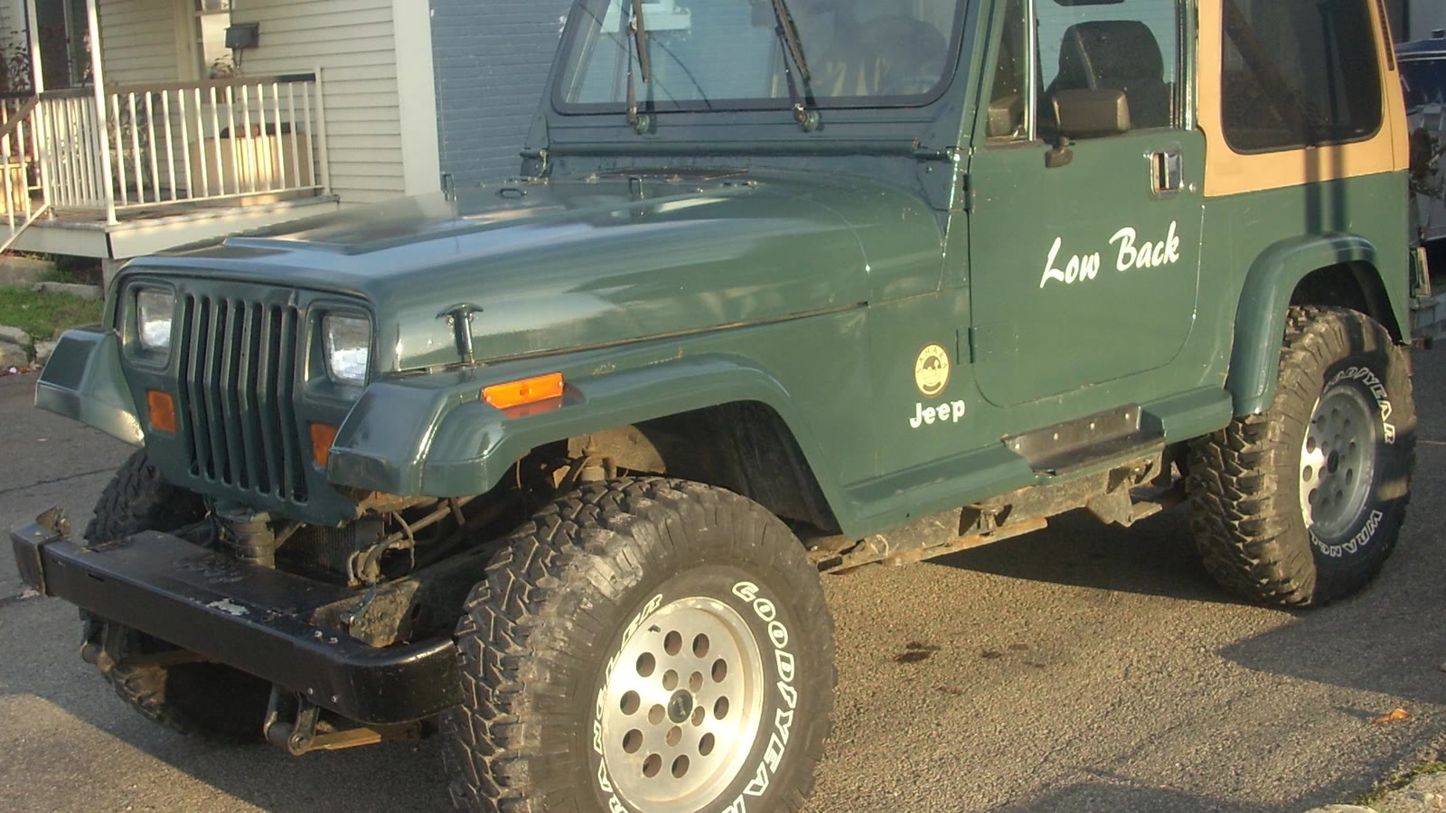 Jeep Wrangler γενιάς YJ. Δεν είναι το τρέχον Wrangler.