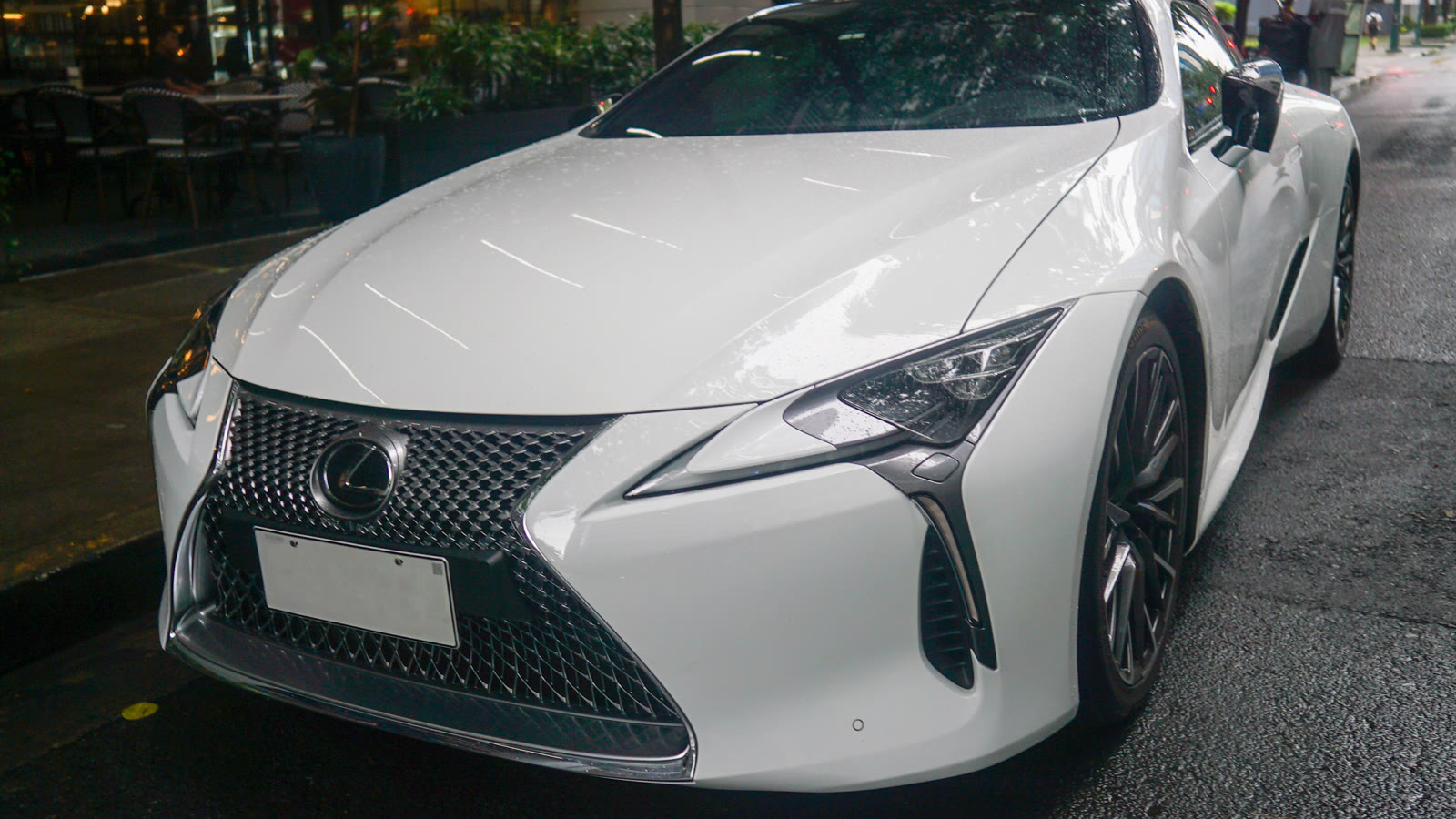 Lexus LC σε έκθεση. Η φωτογραφία δεν δείχνει ελληνικό τιμοκατάλογο.