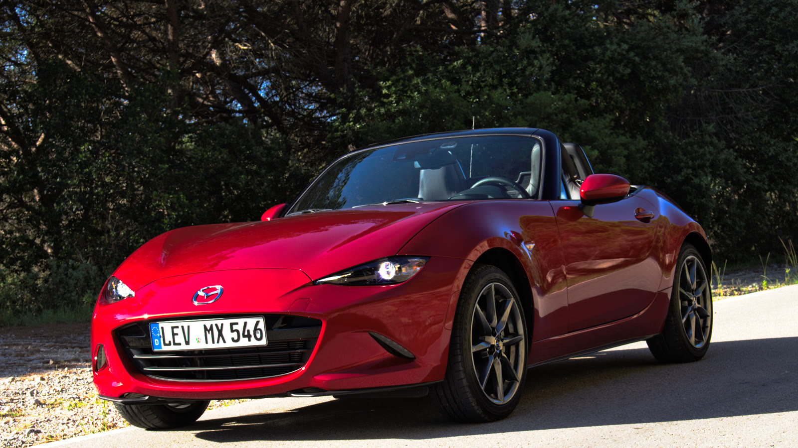 Mazda MX-5 με ανοιχτή οροφή. Η φωτογραφία δεν δείχνει ελληνική έκδοση.