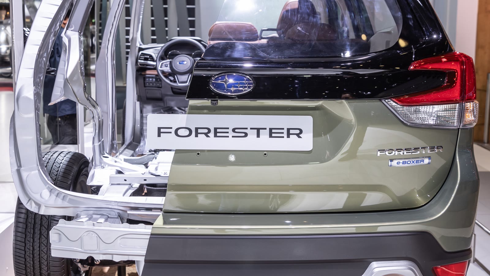 Subaru Forester σε δρόμο. Η φωτογραφία δεν δείχνει ελληνική έκδοση.
