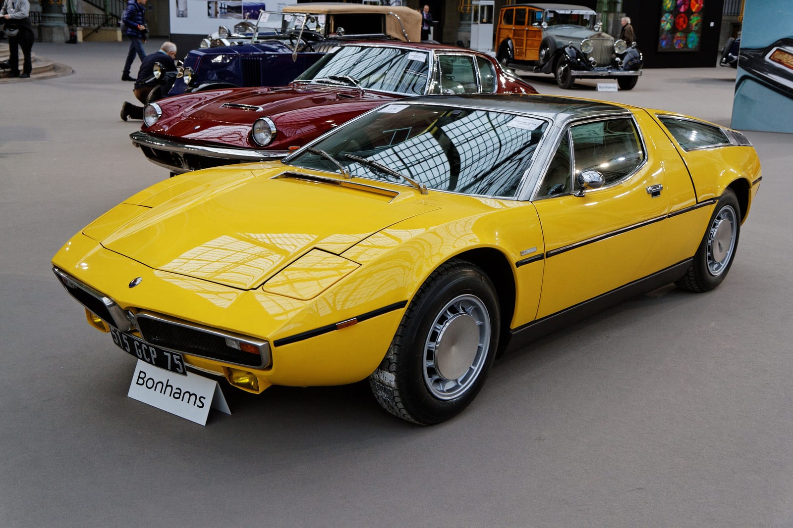 Χρυσή Maserati Bora με κολόνες οροφής από ανοξείδωτο ατσάλι