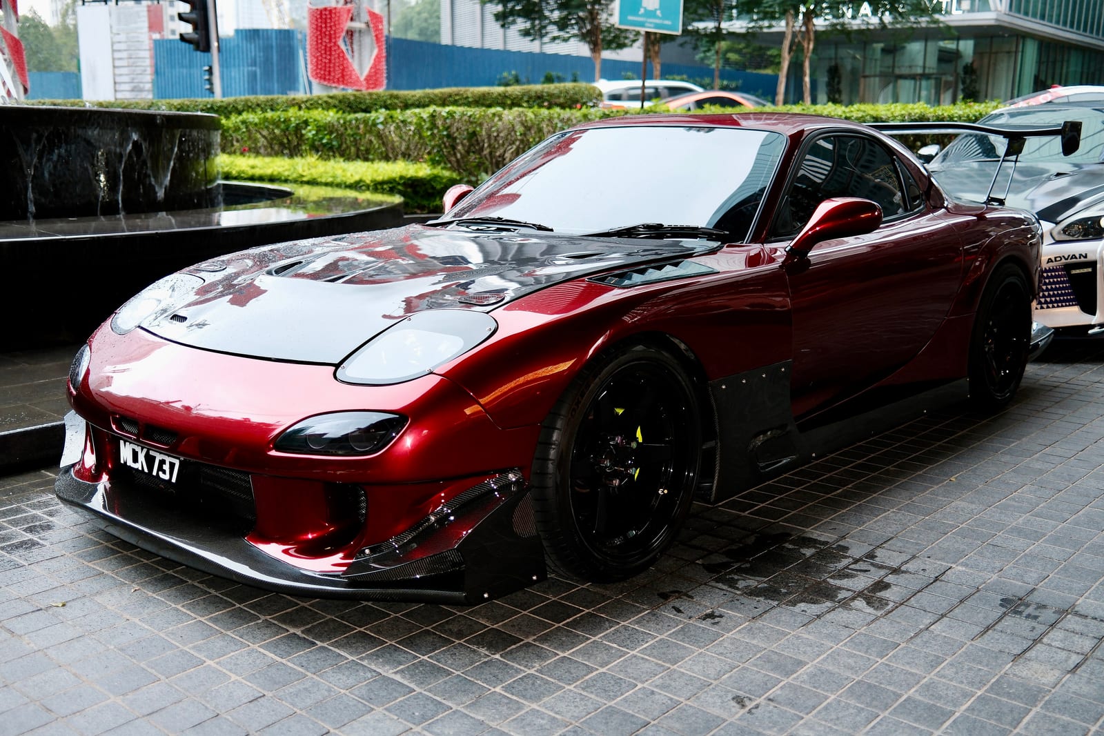 Κόκκινο Mazda RX-7 FD σε εμπρός-πλάγια όψη