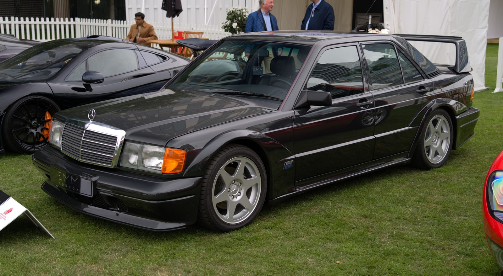 Σκούρα μπλε Mercedes-Benz 190 E 2.5-16 Evolution II με τη μεγάλη πίσω αεροτομή