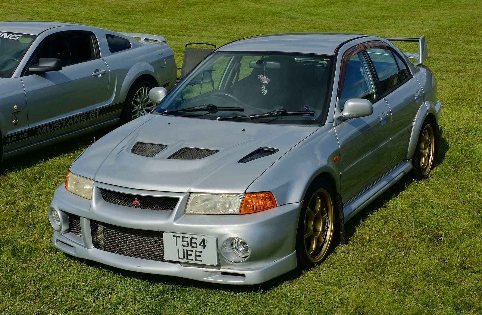 Λευκό Mitsubishi Lancer Evolution VI σε εμπρός-πλάγια όψη