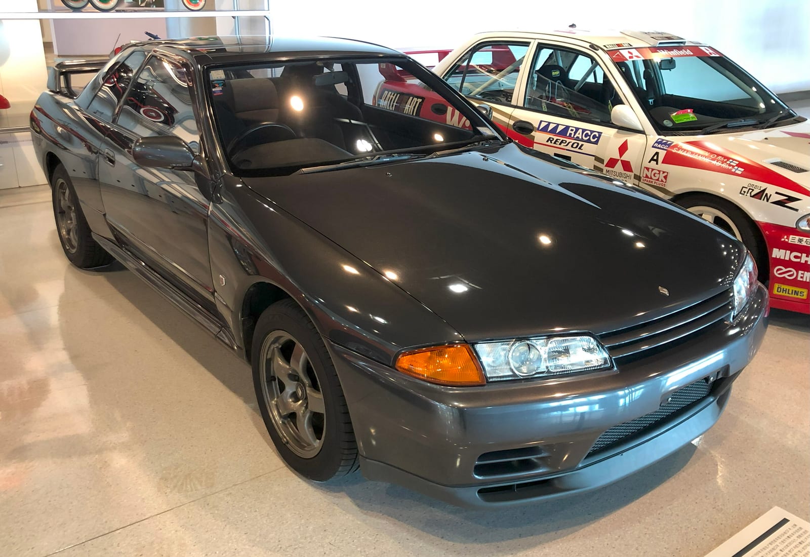 Γκρι Nissan Skyline GT-R R32 σε μουσείο, σε πλαϊνή όψη