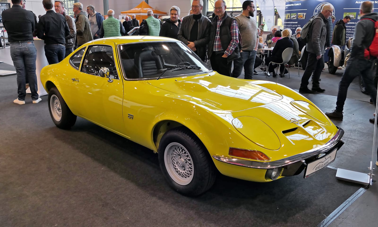 Κόκκινο Opel GT του 1969 σε πλαϊνή όψη