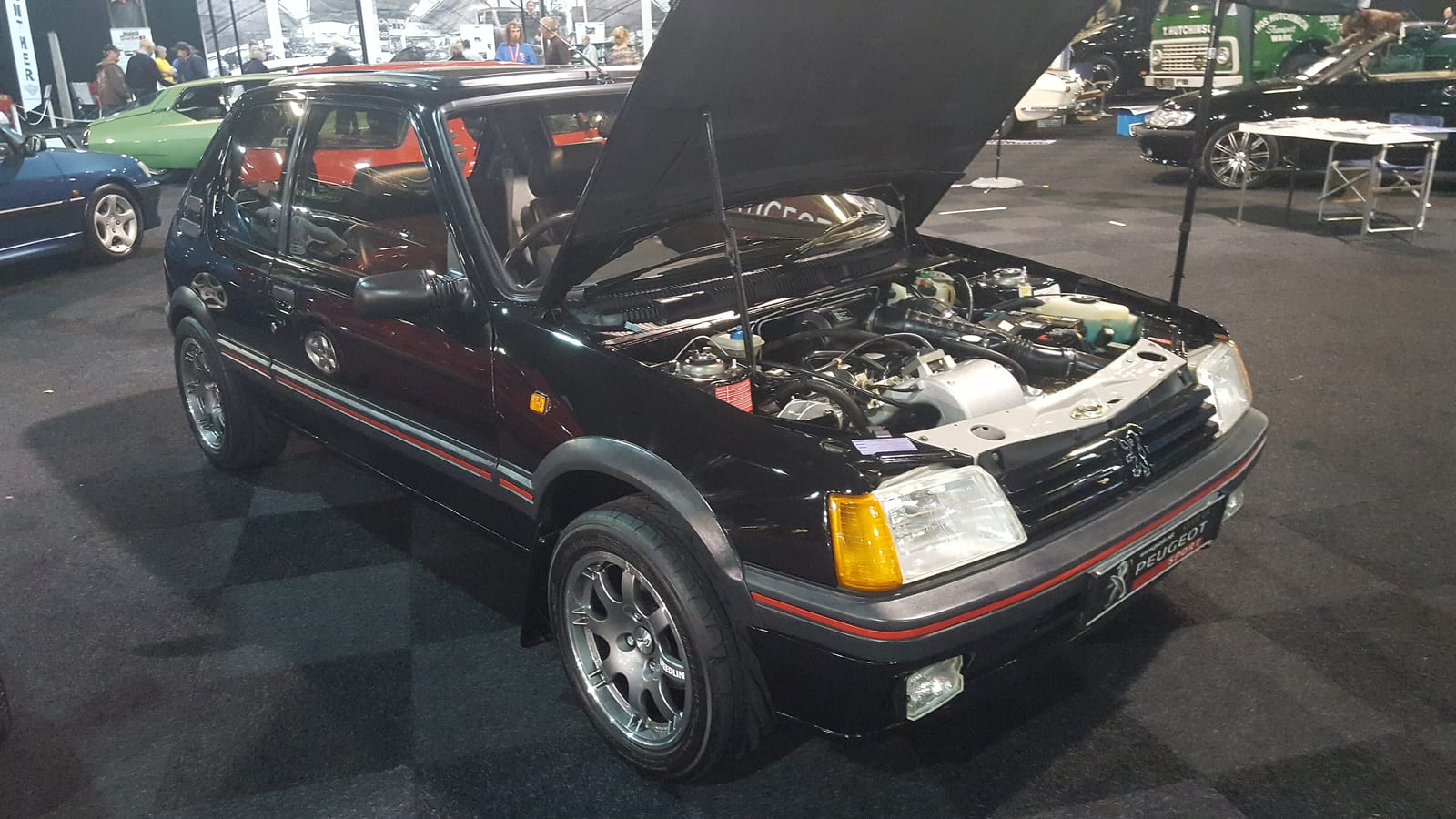 Κόκκινο Peugeot 205 GTI σε τριών τετάρτων όψη