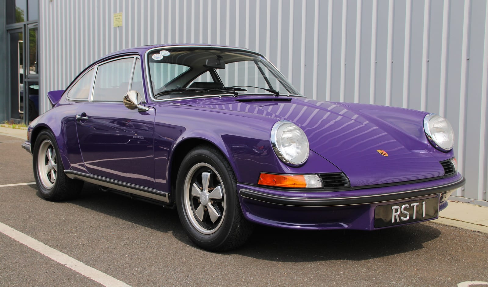 Λευκή Porsche 911 Carrera RS 2.7 του 1973 με την αεροτομή ducktail και τα γράμματα Carrera