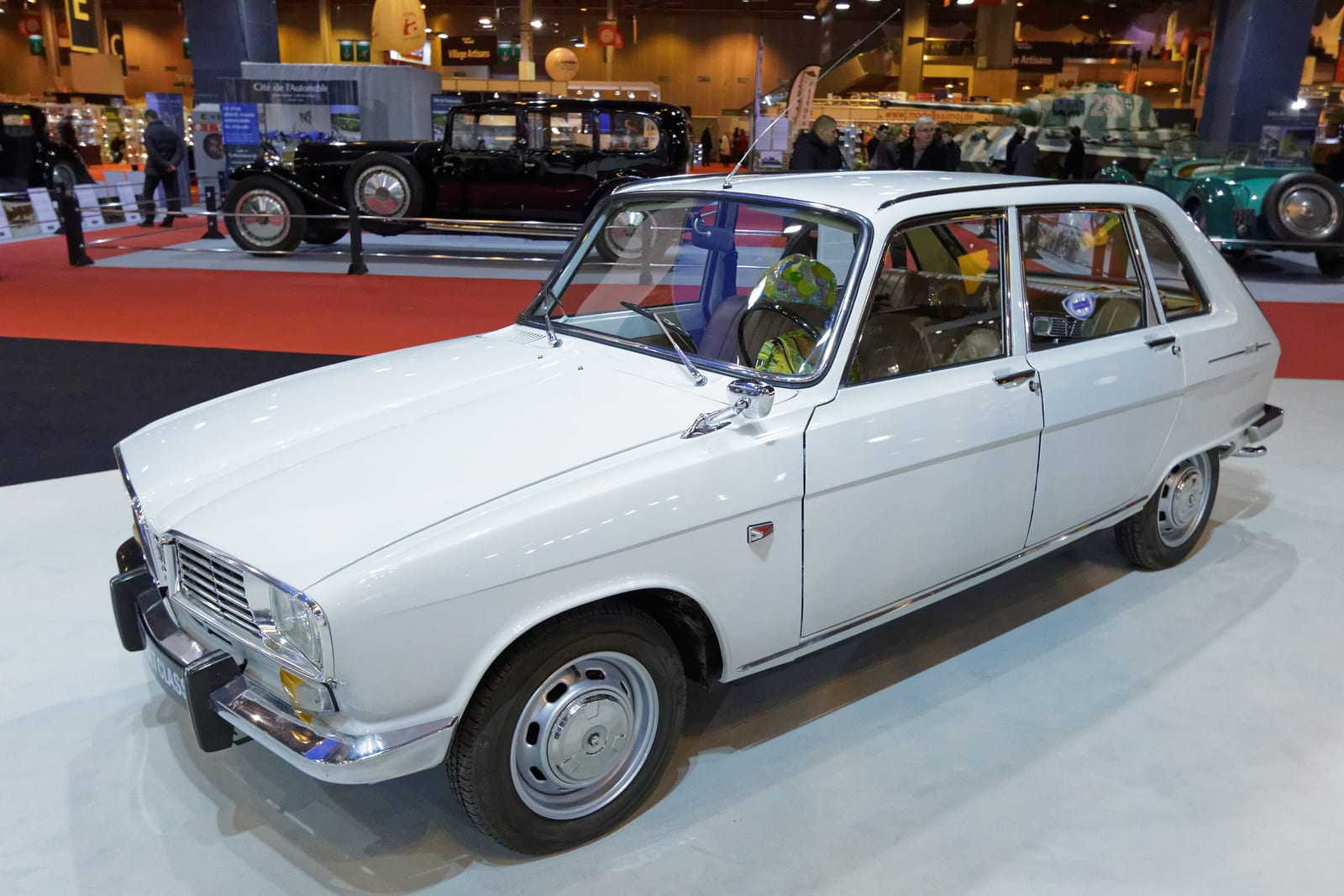 Πράσινο Renault 16 σε πίσω-πλάγια όψη