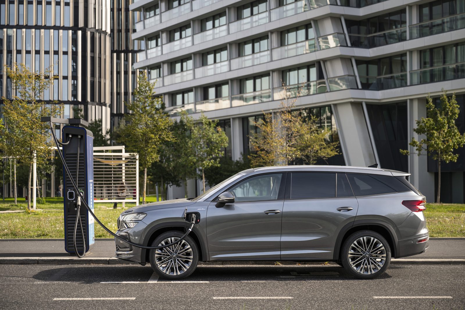 Σκούρο μπλε Skoda Kodiaq Laurin & Klement, μπροστινή τριών τετάρτων όψη, με ασημί ράγες οροφής και δίχρωμες ζάντες, σε χαλικόστρωτο