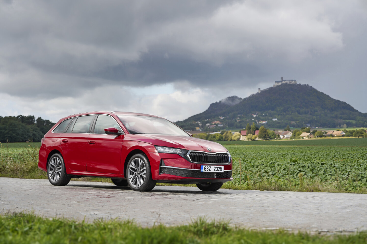 Σκούρο πράσινο Skoda Octavia Combi σε πίσω τριών τετάρτων όψη, σε επαρχιακό δρόμο με λόφους. Υλικό του δελτίου της 5ης Οκτωβρίου 2026, όχι αυτοκίνητο με ελληνικές πινακίδες.