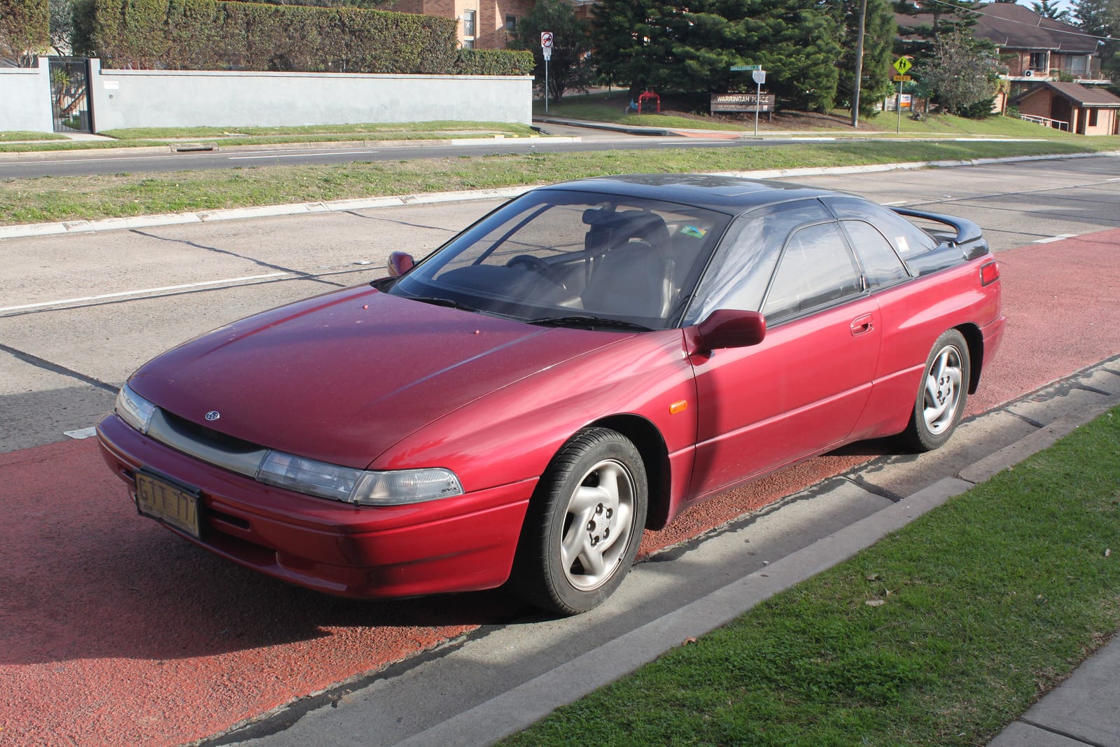 Σκούρο Subaru SVX σε πλαϊνή όψη, με το παράθυρο μέσα στο παράθυρο