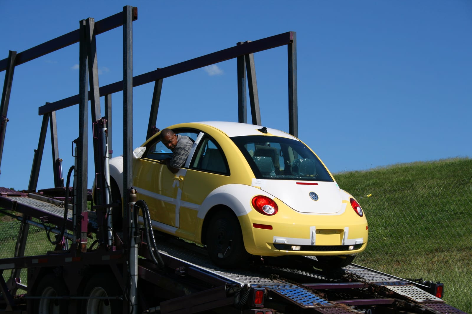Καινούργιο Volkswagen Beetle κατεβαίνει από φορτηγό μεταφοράς αυτοκινήτων