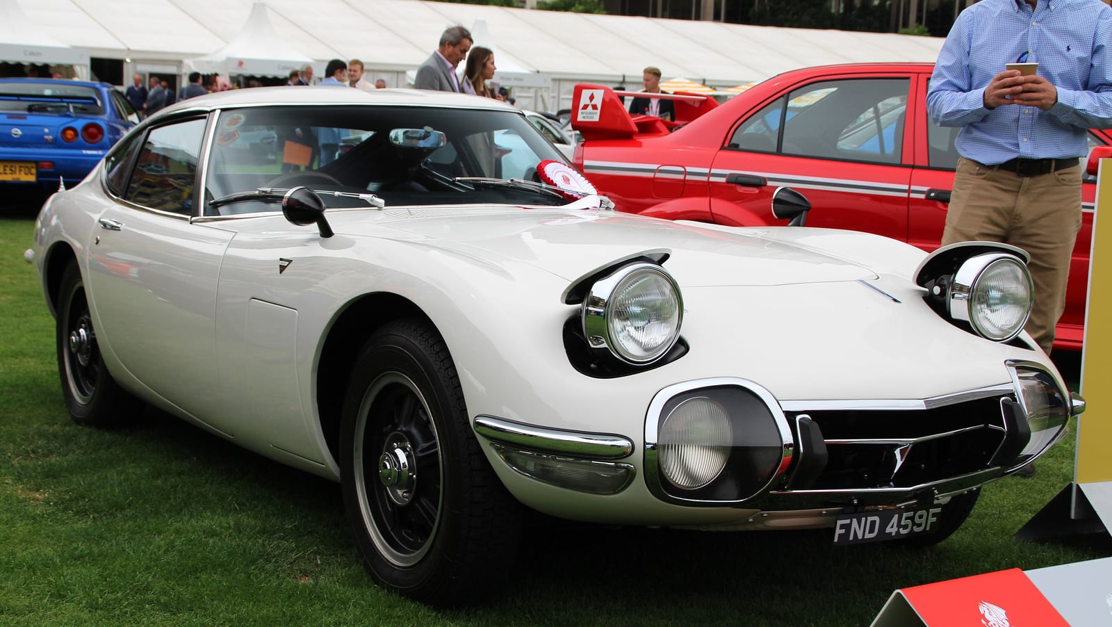 Λευκή Toyota 2000GT σε πλαϊνή όψη