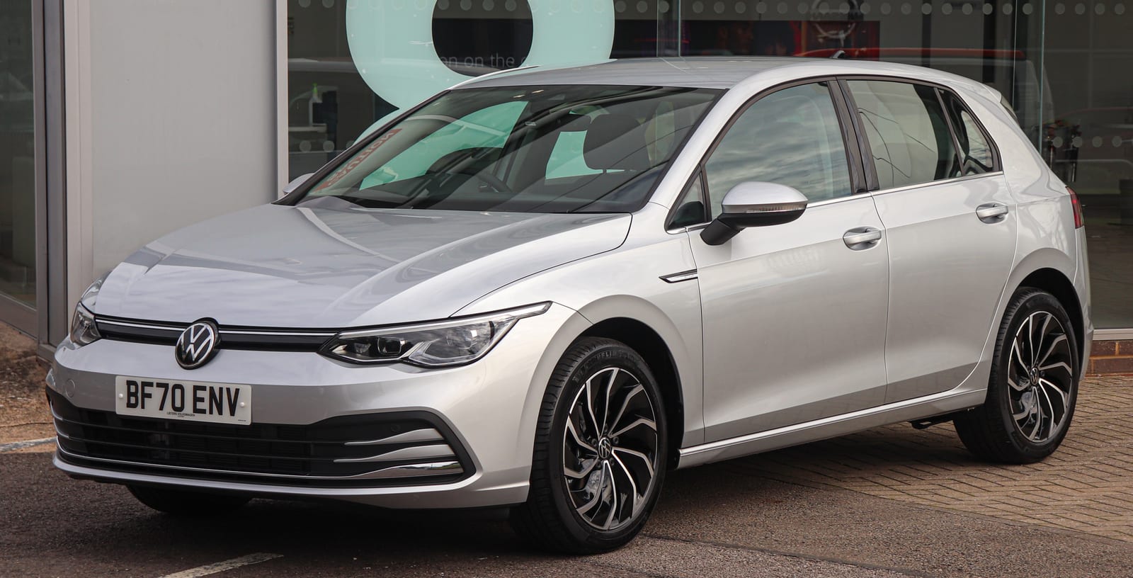 Γκρι Volkswagen Golf όγδοης γενιάς, μπροστινή τριών τετάρτων όψη