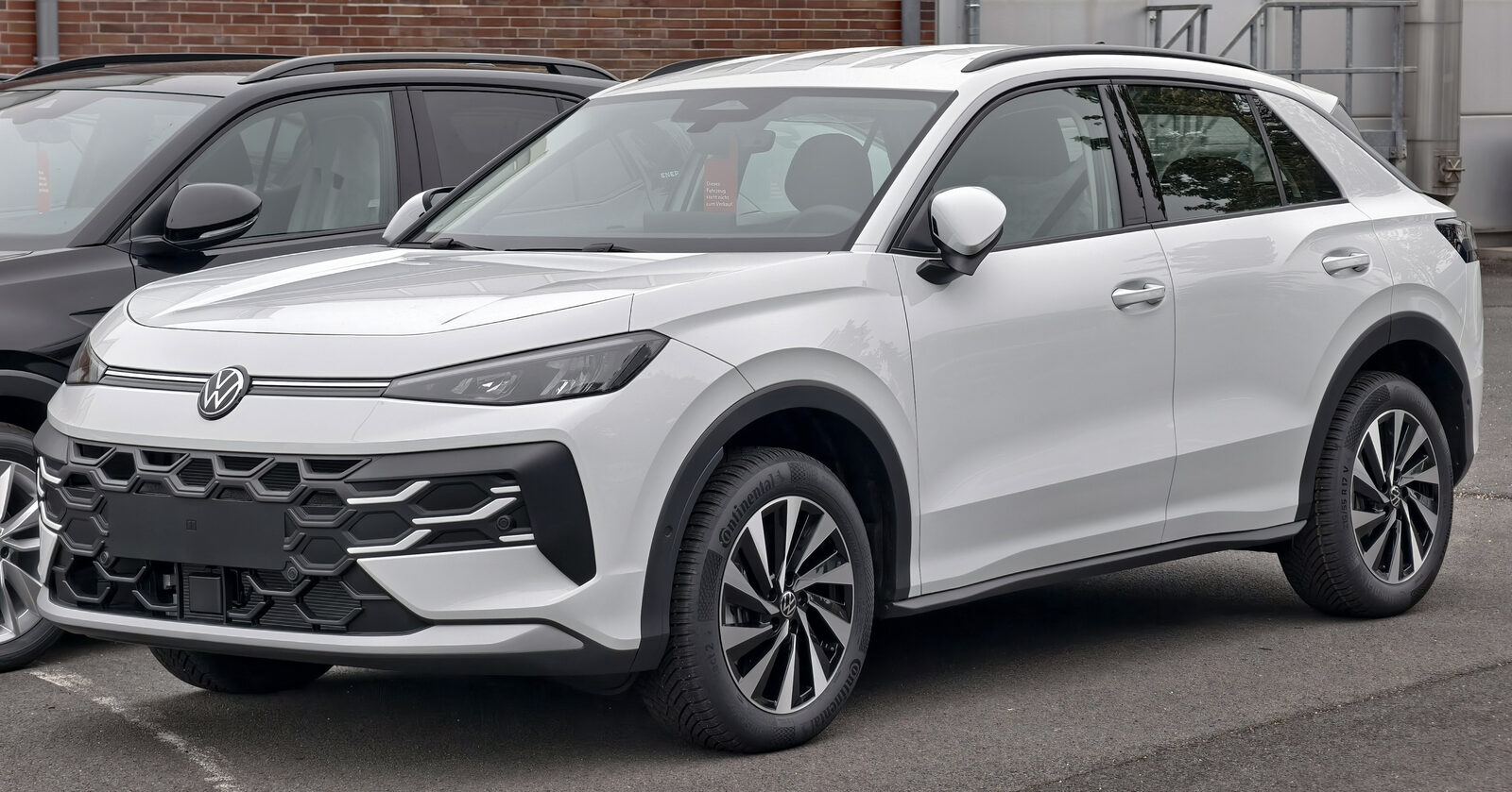 Γκρι Volkswagen T-Roc δεύτερης γενιάς, έκδοση Life 1.5 eTSI, μπροστινή όψη. Φωτογραφία της 5ης Μαΐου 2026 στη Γερμανία. Δεν είναι το full hybrid και δεν είναι αυτοκίνητο ελληνικών προδιαγραφών.
