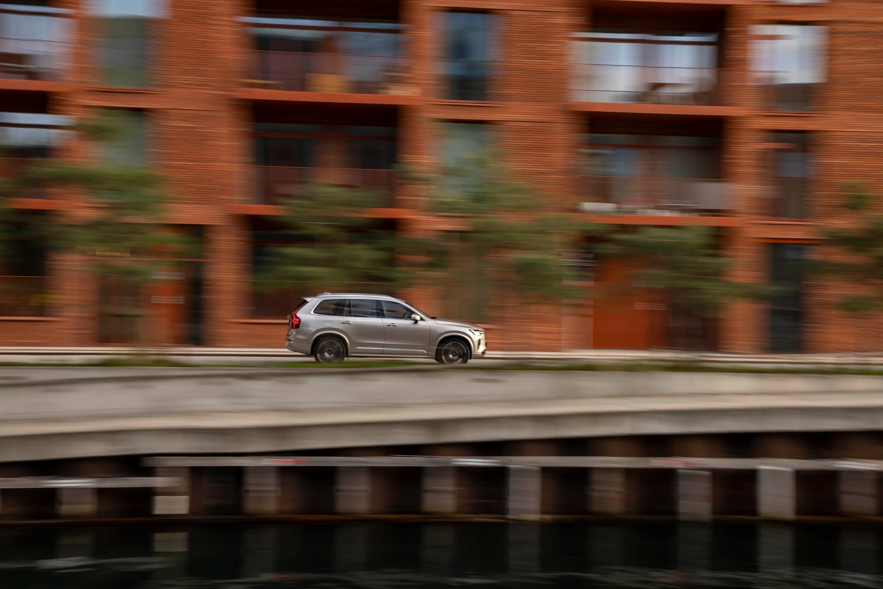 Ασημί Volvo XC60 σε μπροστινή τριών τετάρτων όψη, σε παραλιακό δρόμο. Υλικό του δελτίου τύπου της 15ης Σεπτεμβρίου 2026, όχι αυτοκίνητο με ελληνικές πινακίδες.