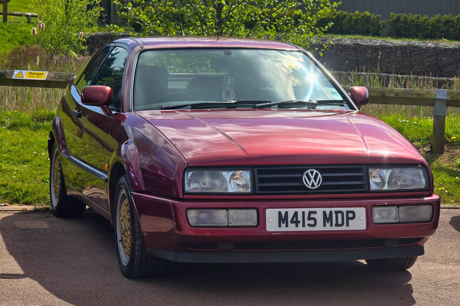 Ασημί Volkswagen Corrado σε πλαϊνή όψη