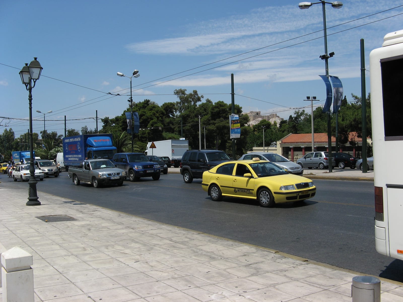Αυτοκίνητα στη λεωφόρο Βασιλέως Κωνσταντίνου στην Αθήνα, με το Καλλιμάρμαρο στο βάθος, τον Ιούνιο του 2009